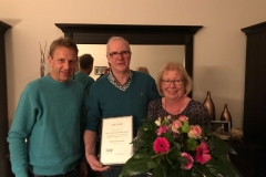 „Ehrenvorsitzender“ Hermann Moormann mit seiner Ehefrau und dem amtierenden HGV Vorsitzenden Bernd Farwick (links)